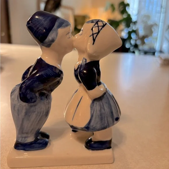 Kissing couple in brilliant blue from Holland - Picture 2 of 2